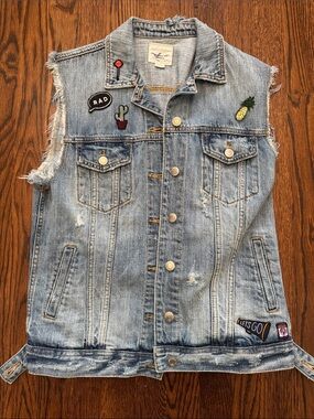 🤪🤪 AMERICAN EAGLE Light Wash Denim Vest with Fun Patch Details - Kids Jacket